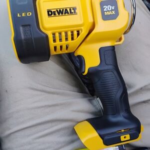 DEWALT 20V MAX LED Work Light - Yellow and Black